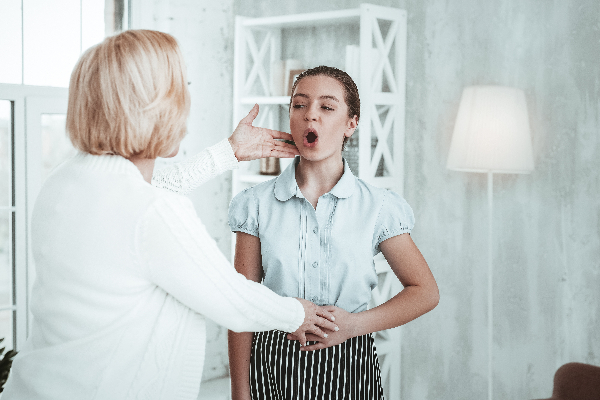 professeur donne cours de chant particulier