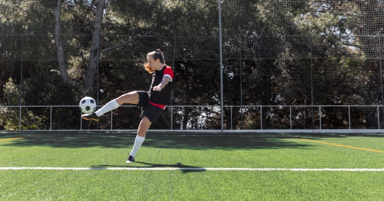 jeune fille jouant au football